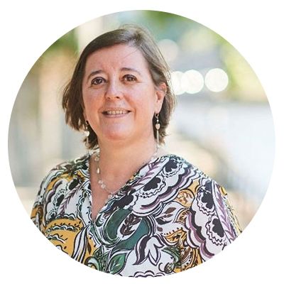 Photo d'Annick Castiaux au bord de la Sambre.