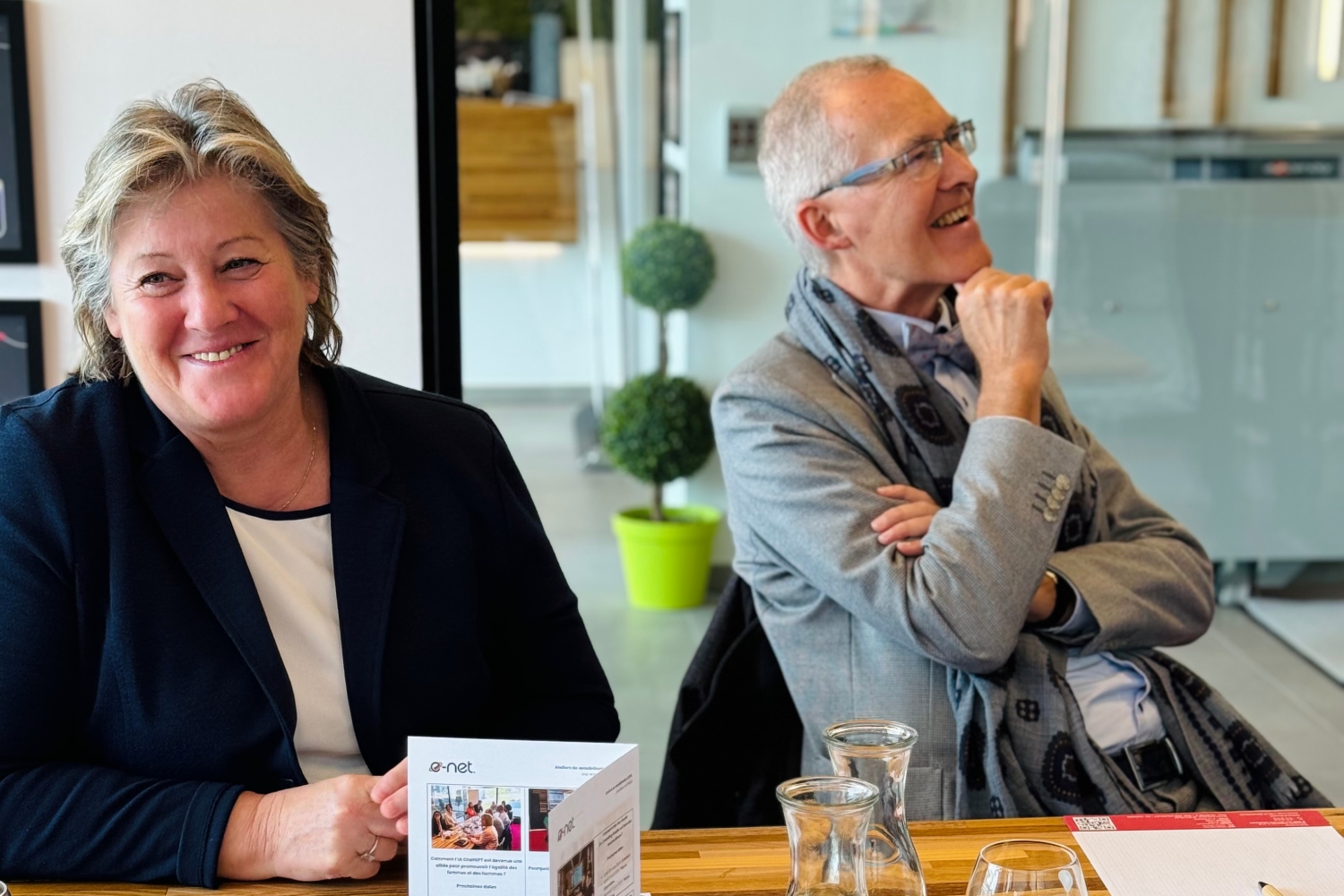 Deux des invités présents affichant un beau sourire détendu.