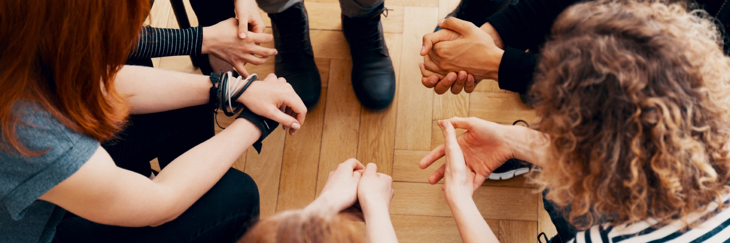 Jeunes en cercle, communiquant sur leurs problèmes.